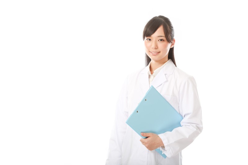 カルテを持っている女医