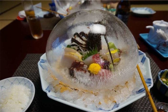 ドーム型の氷にはいったお刺身