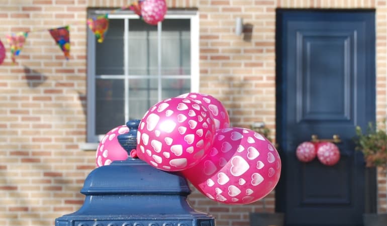 誕生日のパーティーで玄関にある風船
