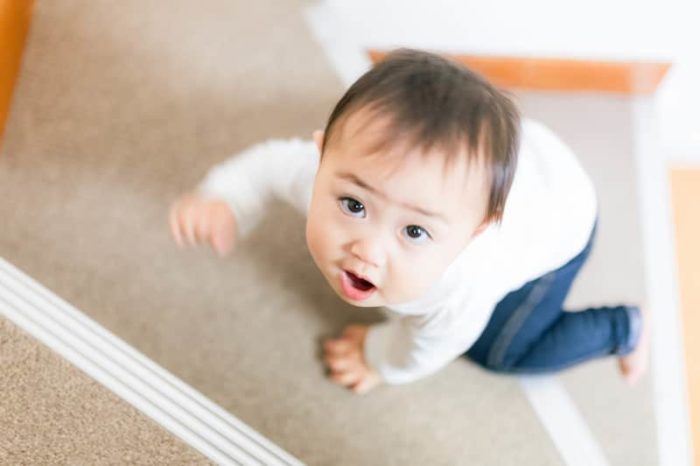 階段をのぼる赤ちゃん