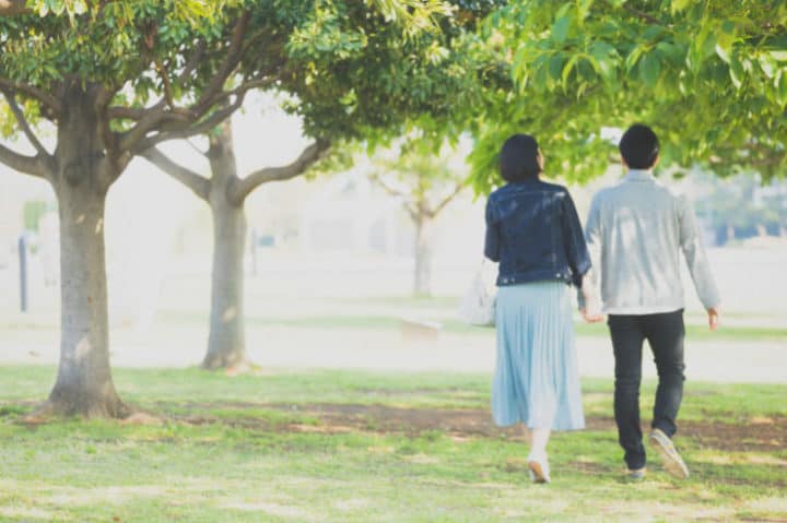 散歩しているカップル