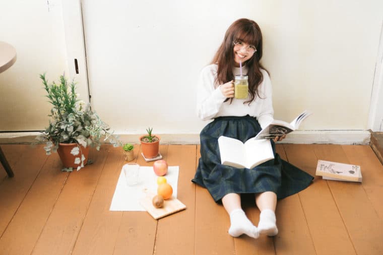 ジュースを飲んでいる女性